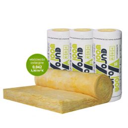 Żółta wełna szklana w rolkach, zapakowana w trzy biało-żółte opakowania, oznaczone marką EUROWOOL.