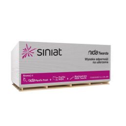 Długi pakiet białych płyt gipsowo-kartonowych z fioletowo-szarą etykietą z napisem 'Siniat NIDA Thermo' i dodatkowymi informacjami o produkcie.